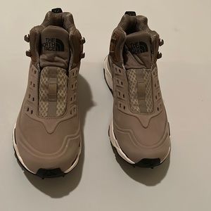 The North Face Men's Vectiv Exploris Mid Futurelight Hiking Shoes size 9 US